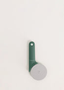 Kitchenware Studio - Ruleta de pizza - Verde salvia
