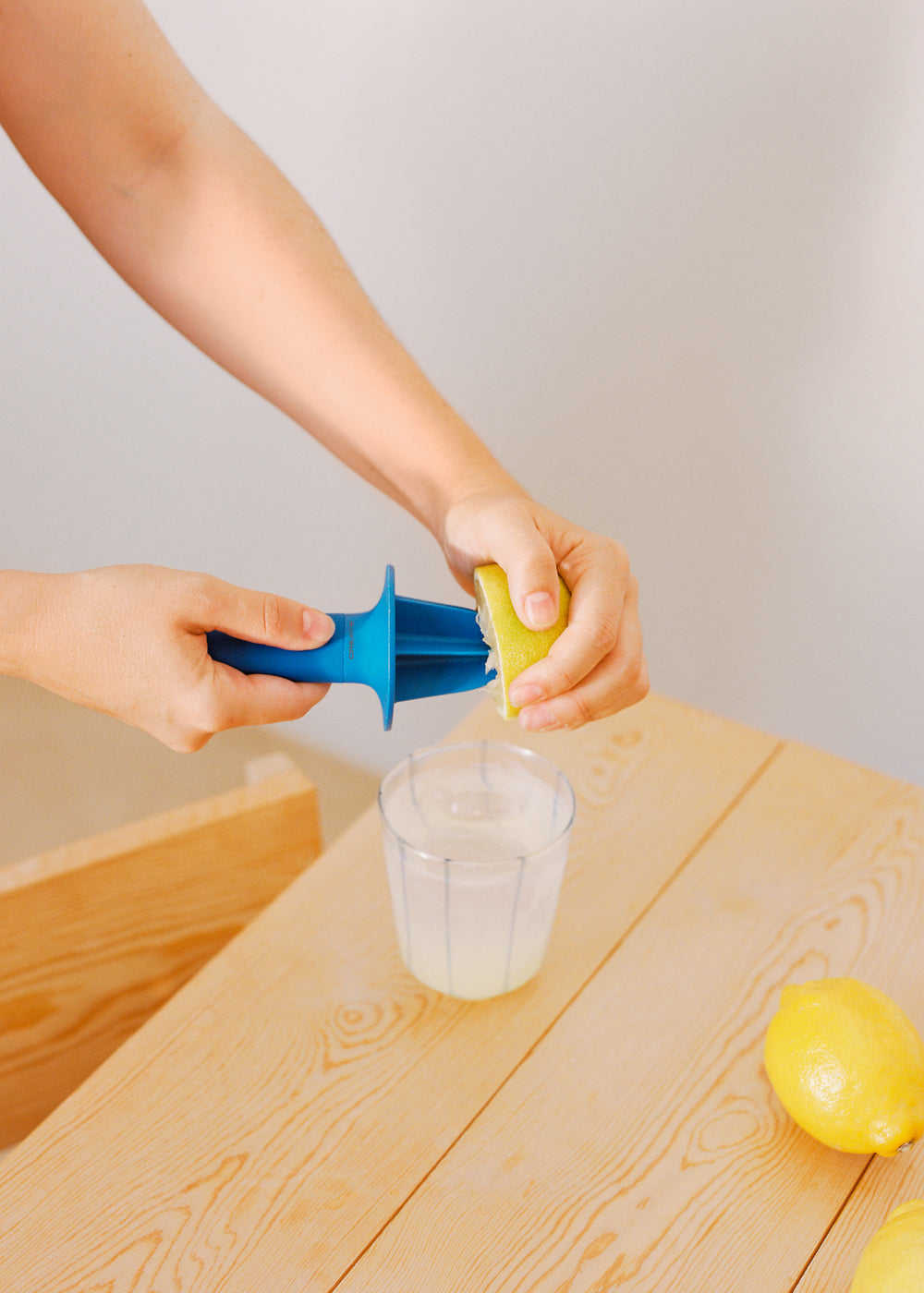 Kitchenware Studio - Exprimidor Manual - Azul Cobalto