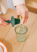 Kitchenware Studio - Exprimidor Manual - Verde Salvia