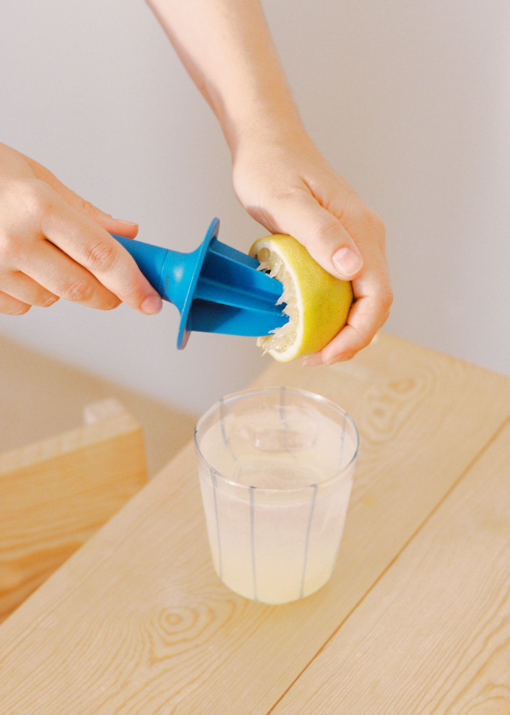 Kitchenware Studio - Exprimidor Manual - Azul Cobalto
