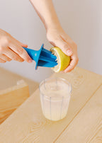 Kitchenware Studio - Exprimidor Manual - Azul Cobalto