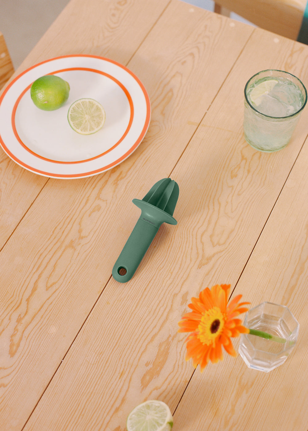 Kitchenware Studio - Exprimidor Manual - Verde Salvia