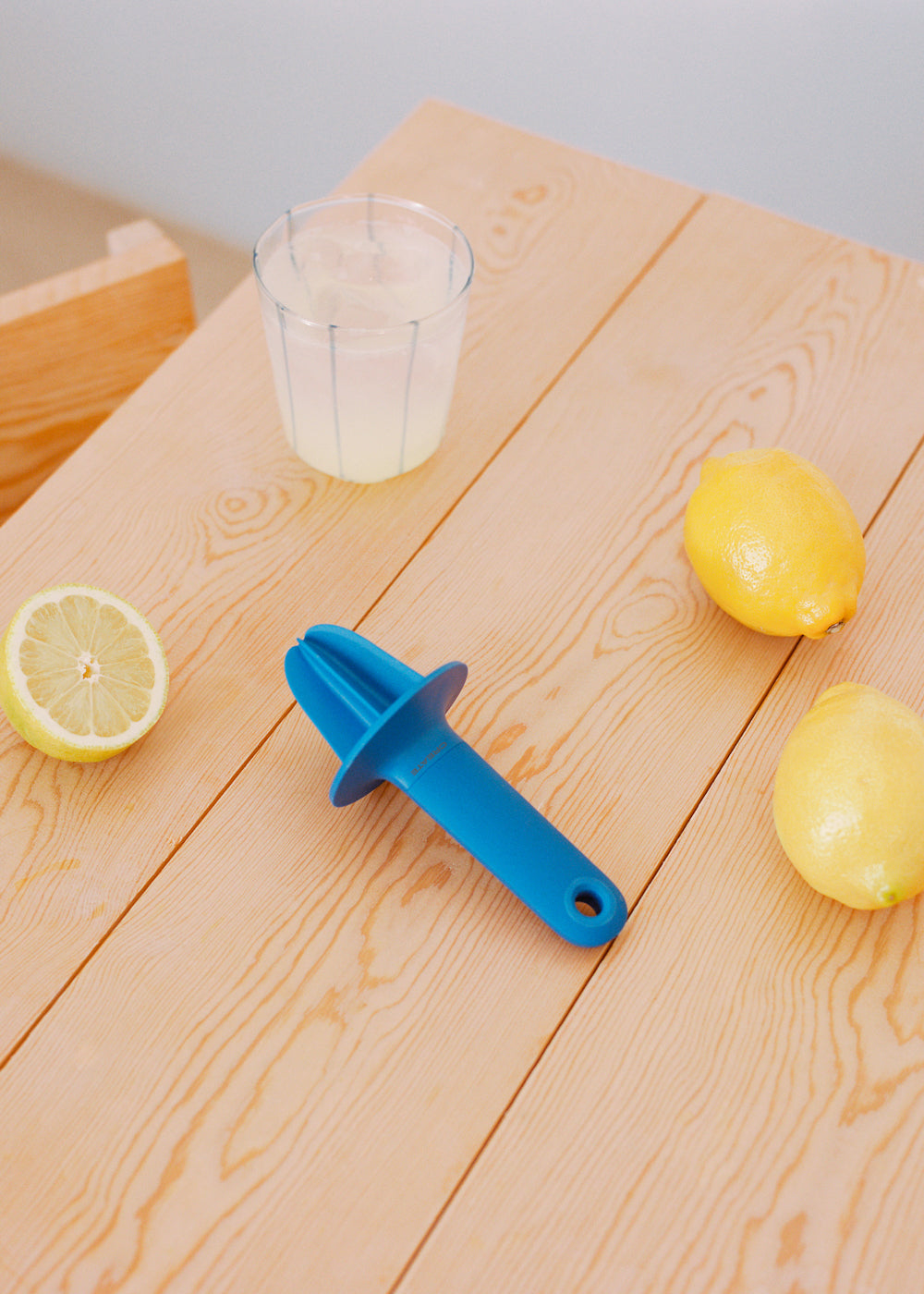 Kitchenware Studio - Exprimidor Manual - Azul Cobalto