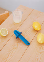 Kitchenware Studio - Exprimidor Manual - Azul Cobalto
