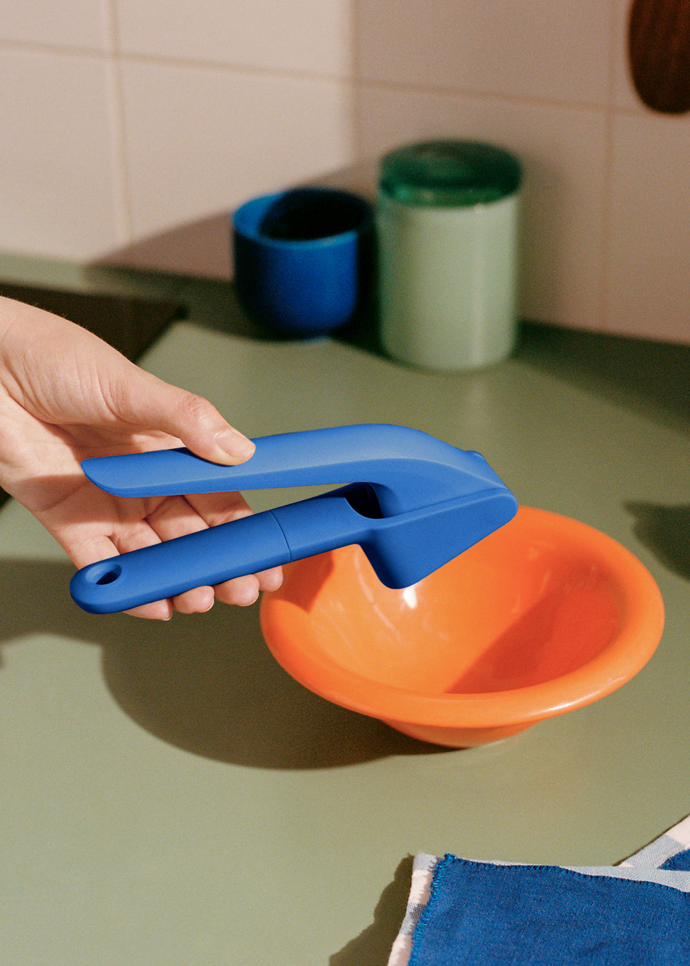 Kitchenware Studio - Presse-Ail - Bleu Cobalt