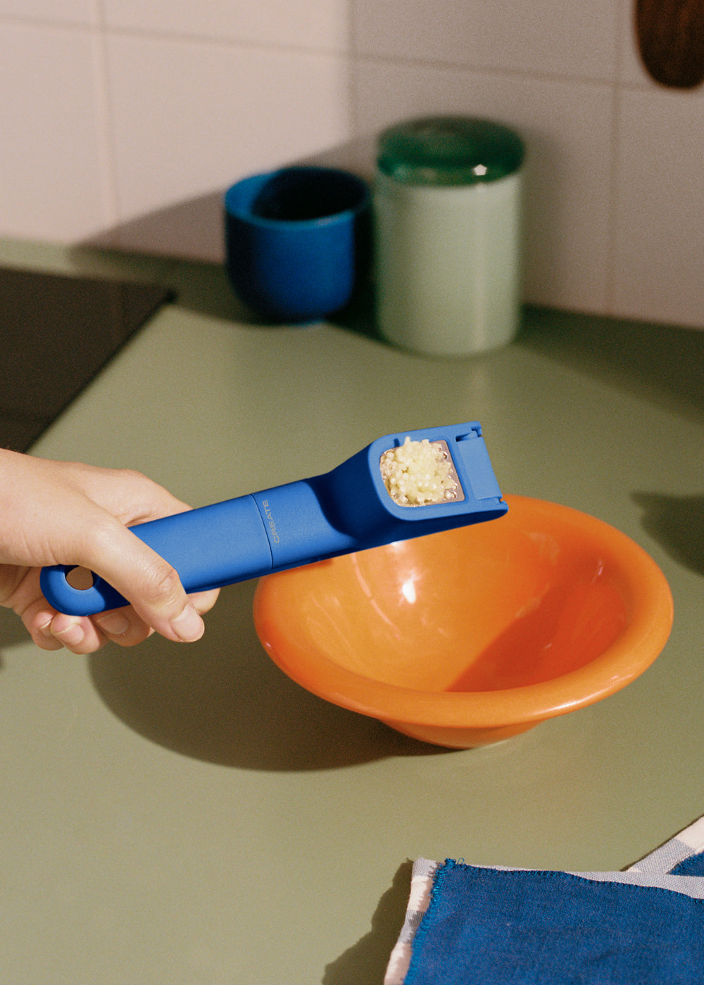 Kitchenware Studio - Presse-Ail - Bleu Cobalt