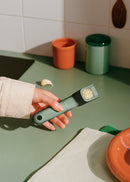 Kitchenware Studio - Prensa de ajos - Verde salvia