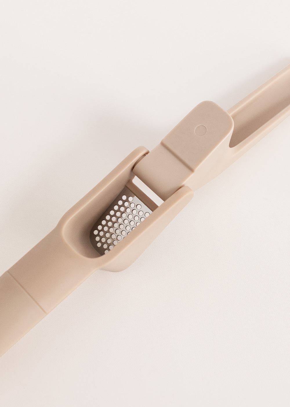 Kitchenware Studio - Garlic Press - Sand