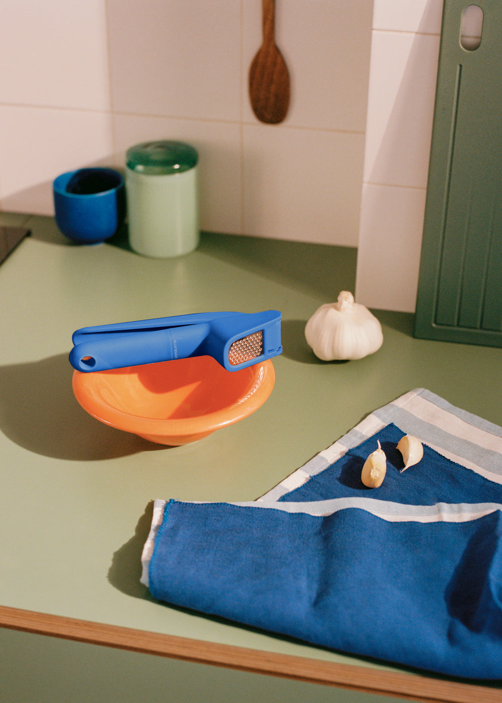 Kitchenware Studio - Presse-Ail - Bleu Cobalt