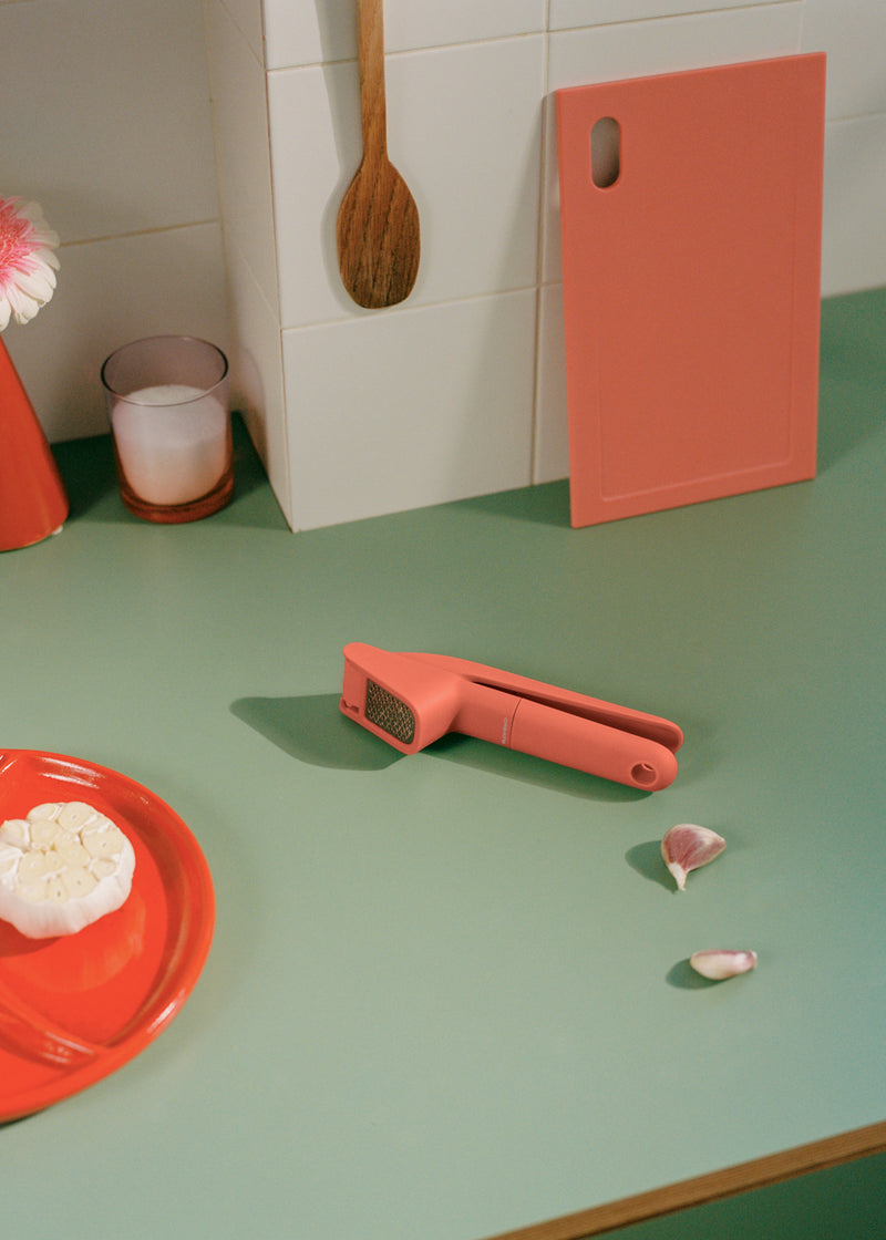 Kitchenware Studio - Prensa de ajos - Terracota
