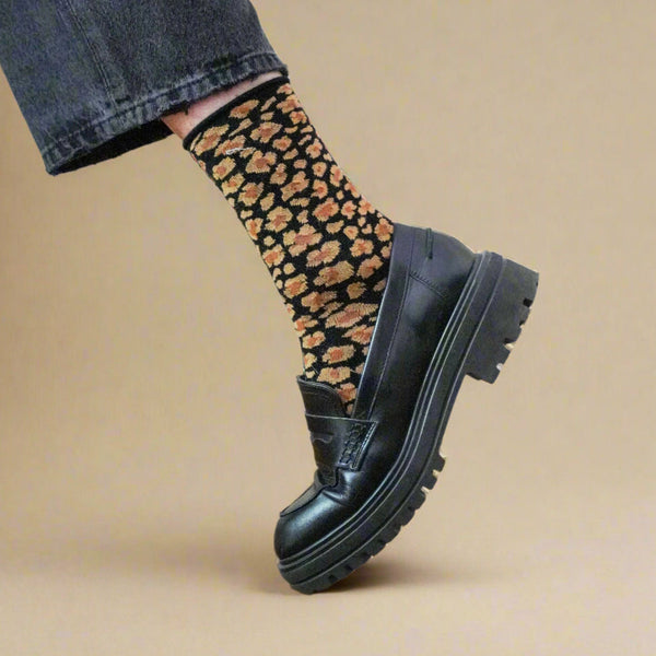 Miljøvenlige KLUE ravfarvede leopardsokker stylet med jeans og sorte lædersko