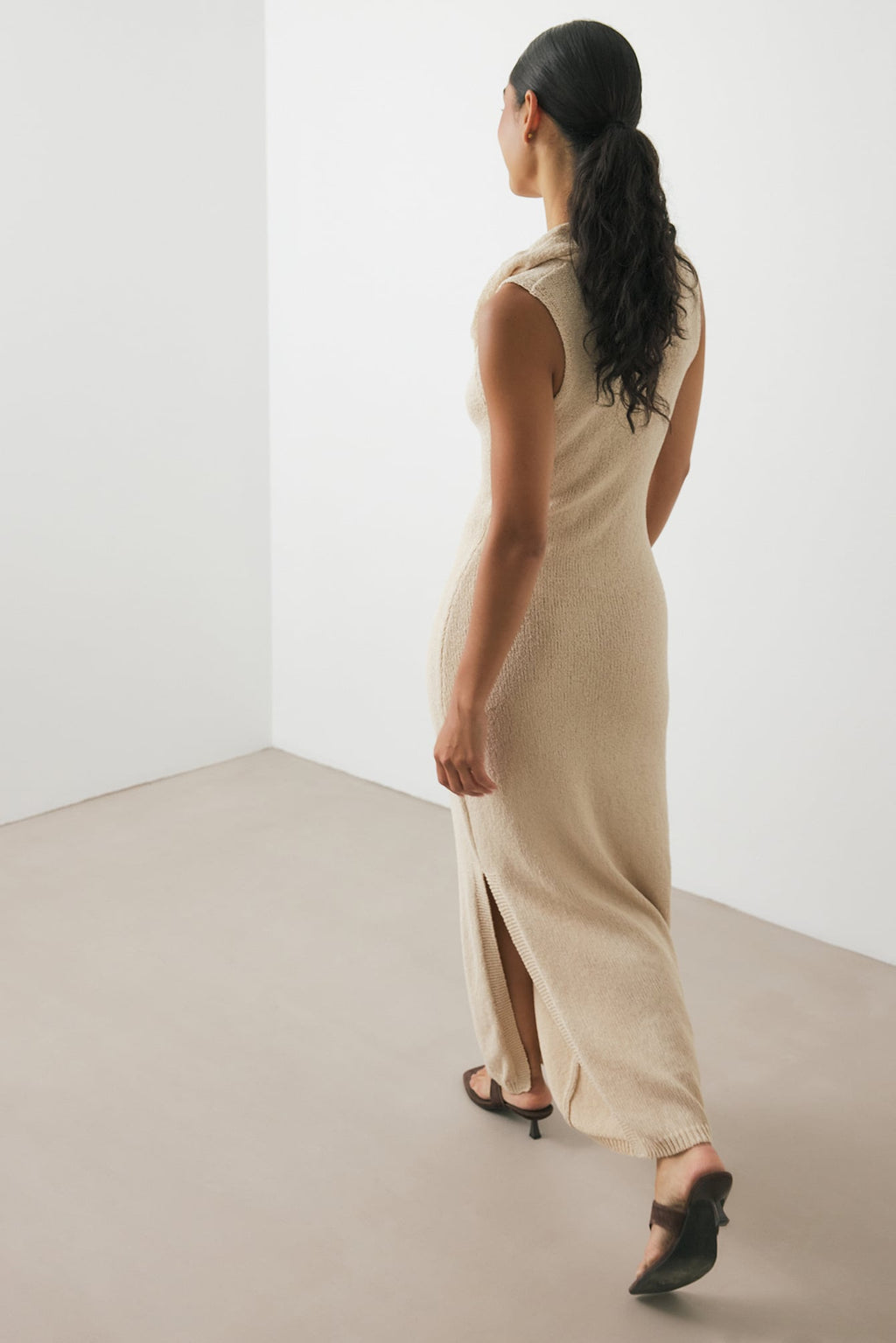 Vestido Largo de Punto con Escote en Cascada Beige