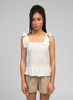 An'ge – Debardeur Korelita Ecru, mannequin portant un top blanc smocké et un short beige