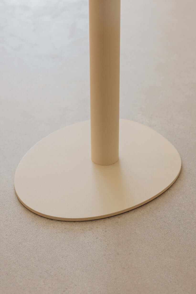 Detailaufnahme des Küchenrollenhalters IVANA, pulverbeschichtetes Metalldesign für elegante Küchenaufbewahrung.