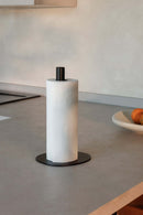 Küchenrollenhalter IVANA mit Papierrolle auf un modernen Küchenarbeitsplatte, elegante Design.