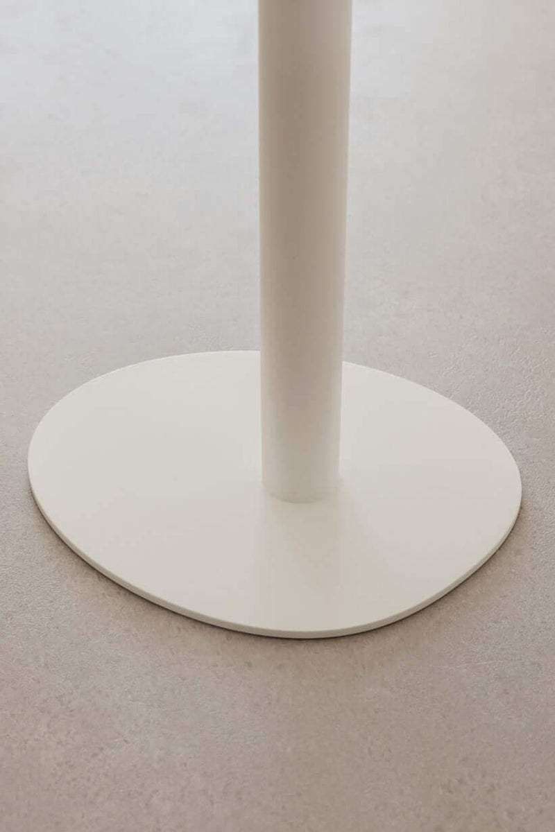 El portarrollos de cocina IVANA tiene una base minimalista y un diseño elegante, ideal para una cocina moderna.