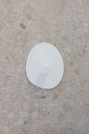 Küchenrollenhalter IVANA in elegantem, pulverbeschichtetem White auf einer modernen Küchenoberfläche.
