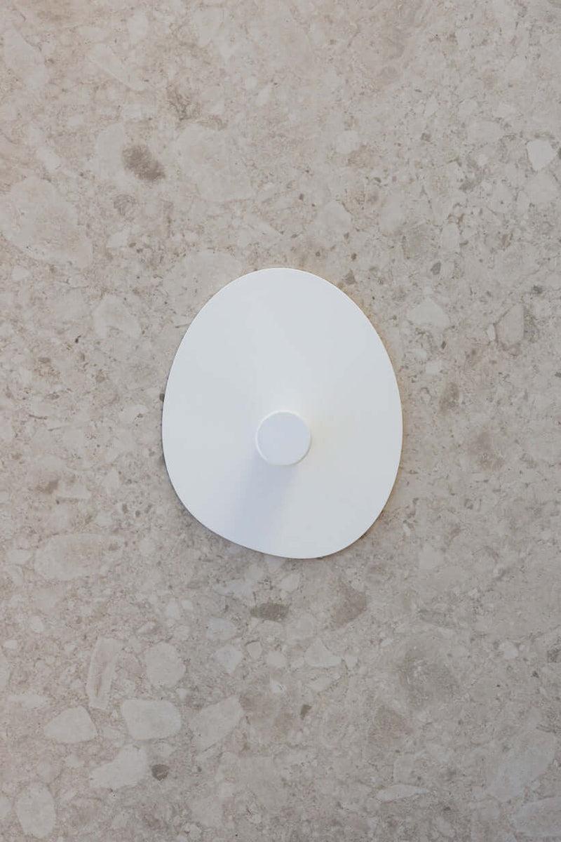 Küchenrollenhalter IVANA in elegantem, pulverbeschichtetem White auf einer modernen Küchenoberfläche.