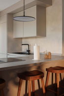 Modern Küche mit Küchenrollenhalter IVANA auf derbeitsfläche und eleganten Holzbarhockern.