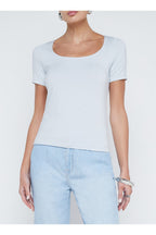 Alva top de manga corta con cuello en U