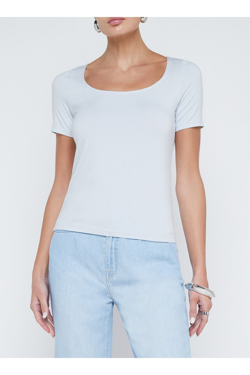 Alva top de manga corta con cuello en U