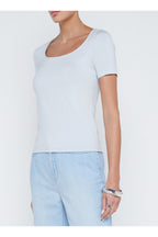 Alva top de manga corta con cuello en U
