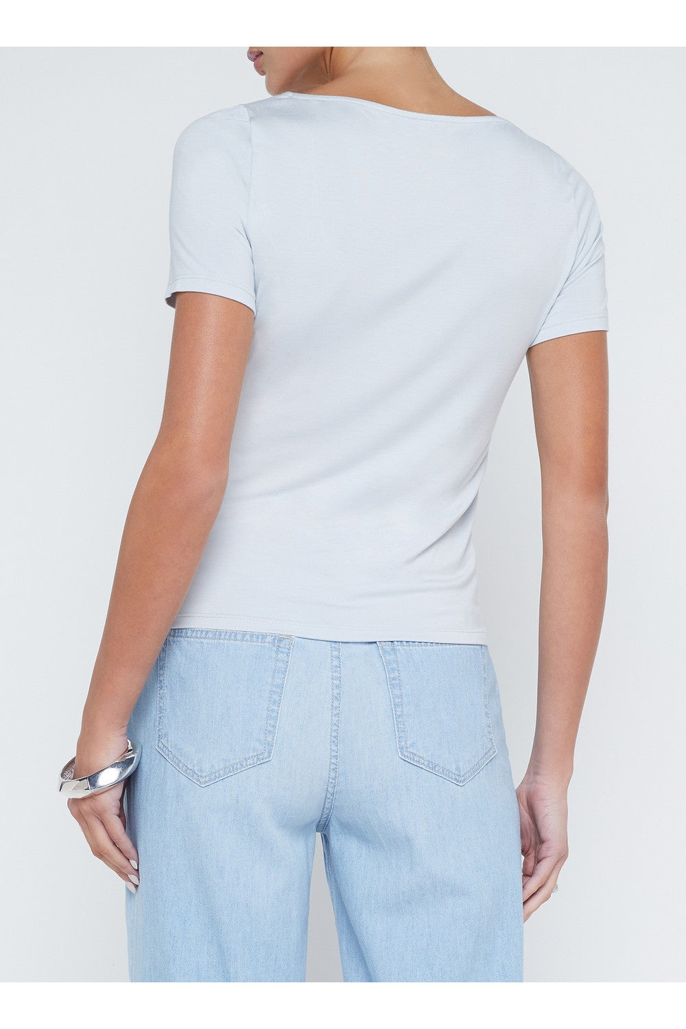 Alva top de manga corta con cuello en U