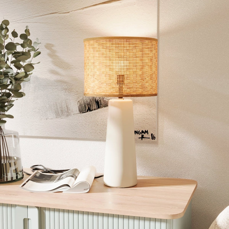 Lampe de table pied en céramique blanche et abat-jour rotin tressé, personnalisez votre déco pour vous sentir bien chez vous - Potiron Paris, le luminaire design de la décoration d'intérieur chic et moderne