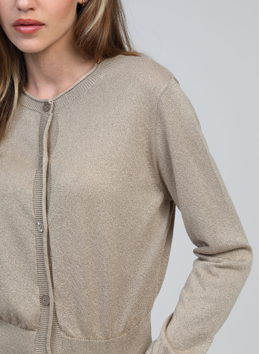 An'ge – Cardigan Letitou Sable, cardigan beige clair en maille fine, porté par un mannequin