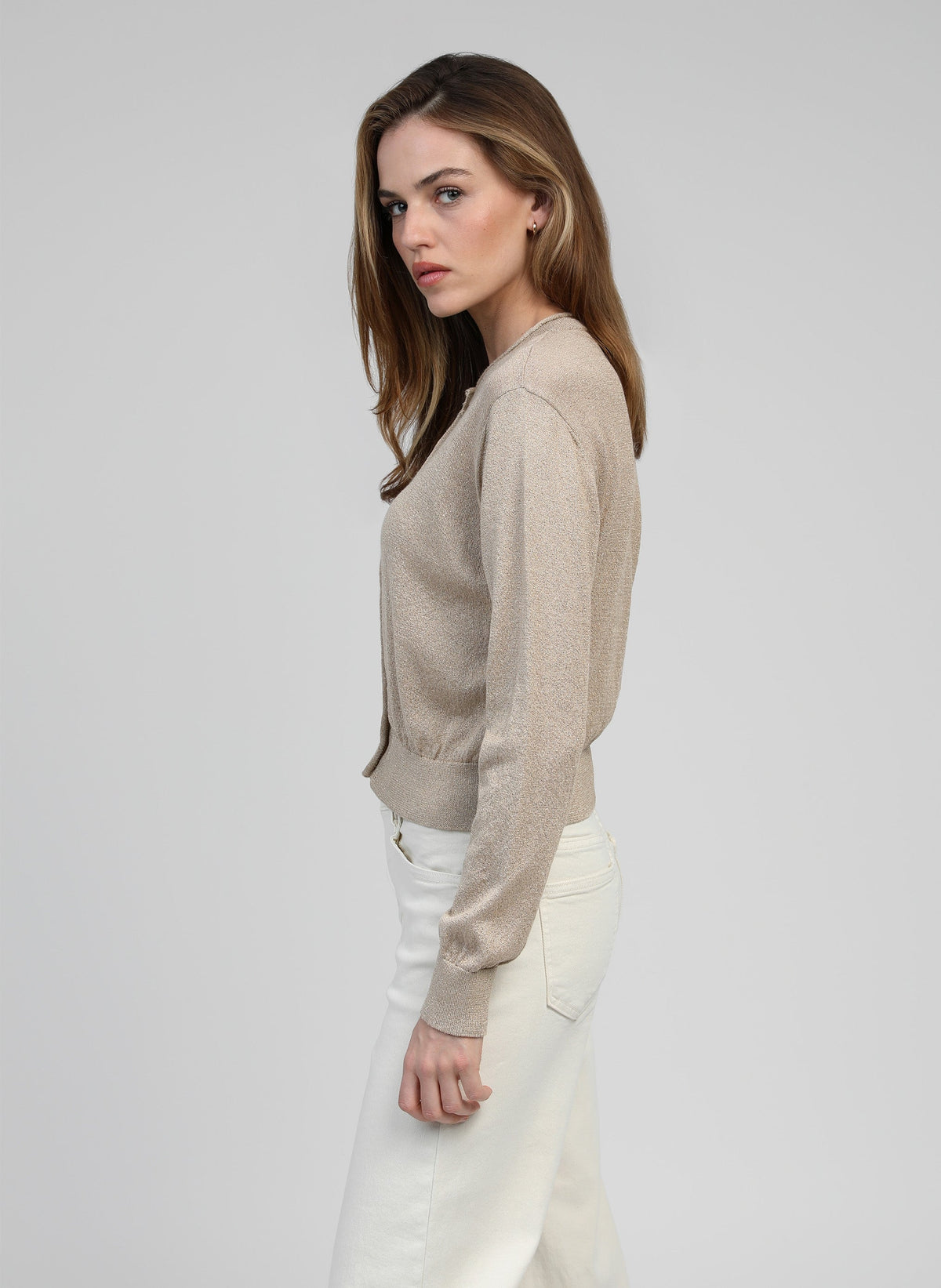 An'ge – Cardigan Letitou Sable, mannequin portant un cardigan beige à manches longues, vue de profil