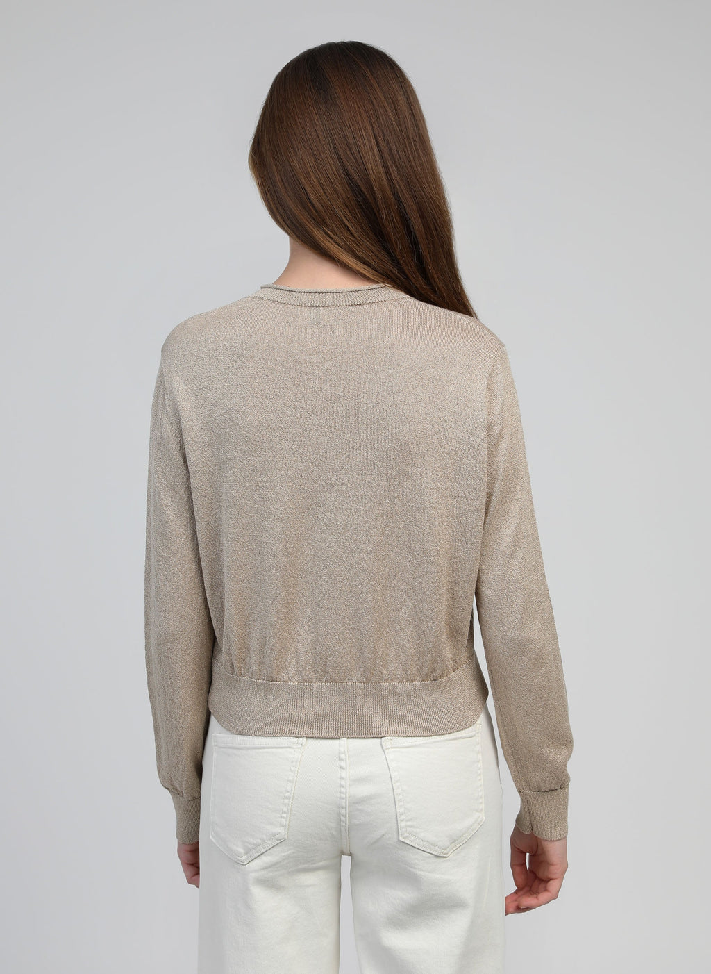 An'ge – Cardigan Letitou Sable, mannequin de dos portant un pull beige en maille fine et un pantalon blanc