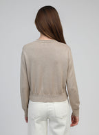 An'ge – Cardigan Letitou Sable, mannequin de dos portant un pull beige en maille fine et un pantalon blanc