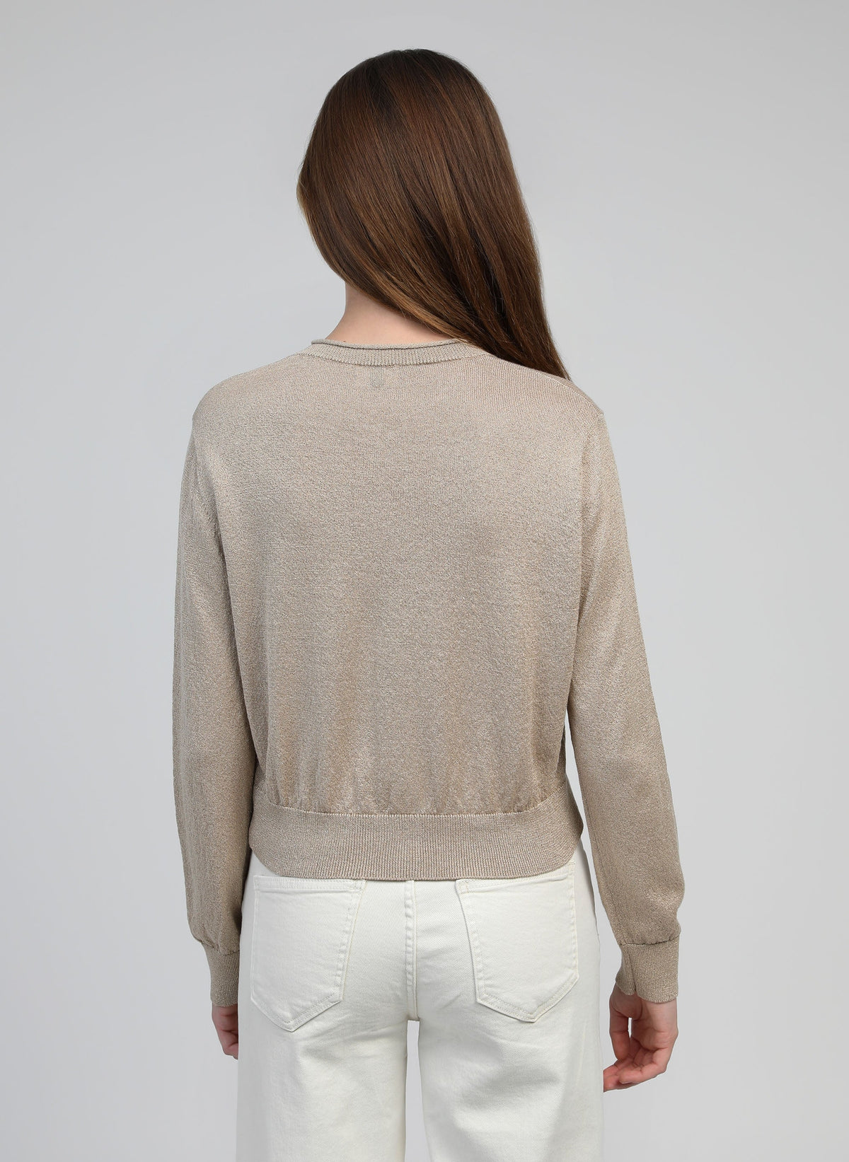 An'ge – Cardigan Letitou Sable, mannequin de dos portant un pull beige en maille fine et un pantalon blanc