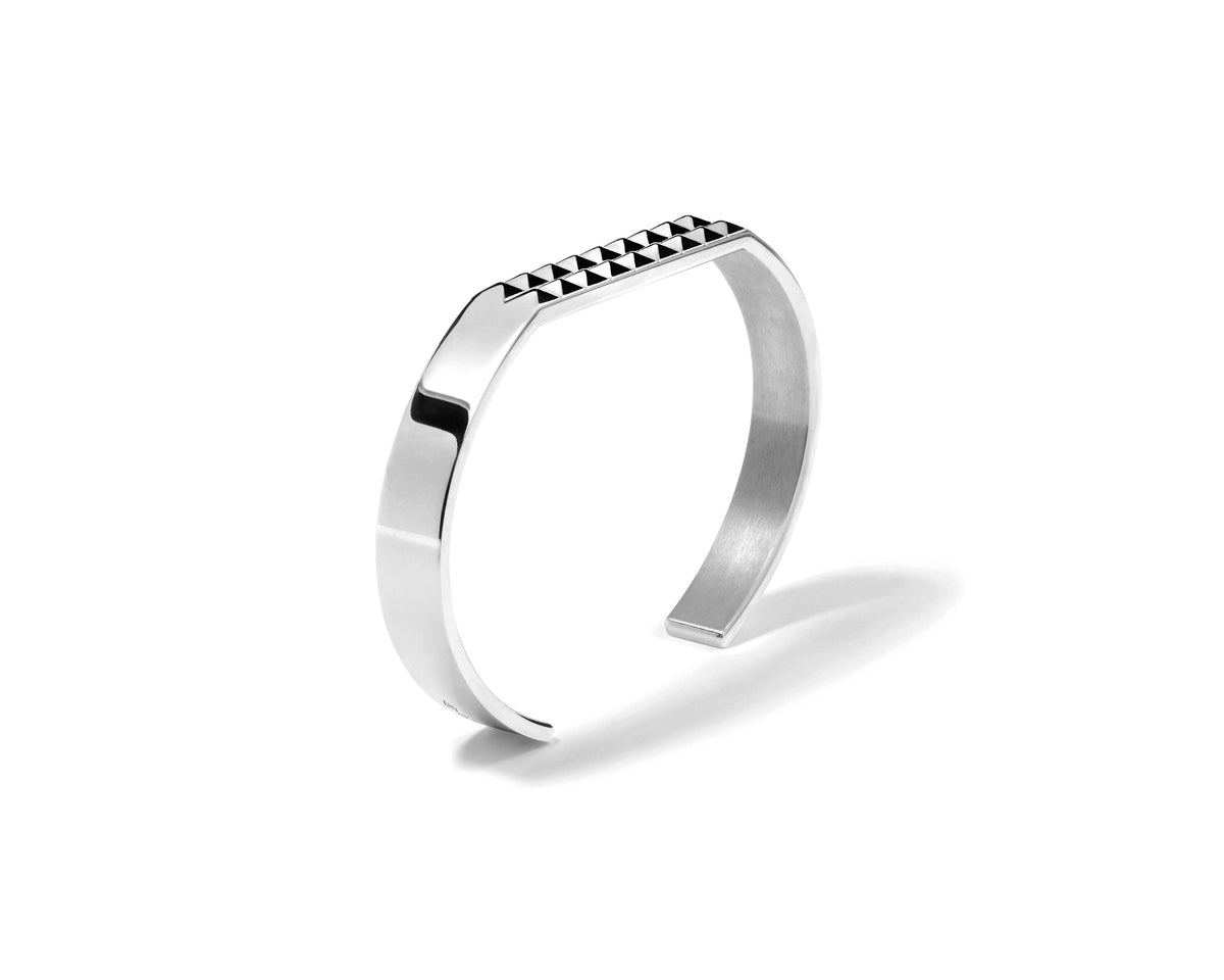 Brazalete de cinta plana con pirámides de 25 g