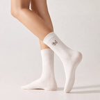 Pack de 3 calcetines altos de canalé. Colores negro, gris jaspeado, blanco. Pequeño perro bordado en la parte exterior del pie. 