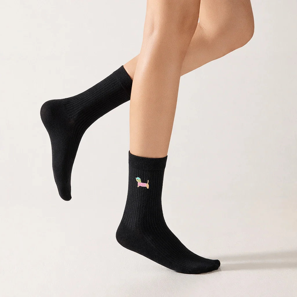 Pack de 3 calcetines altos de canalé. Colores negro, gris jaspeado, blanco. Pequeño perro bordado en la parte exterior del pie. 