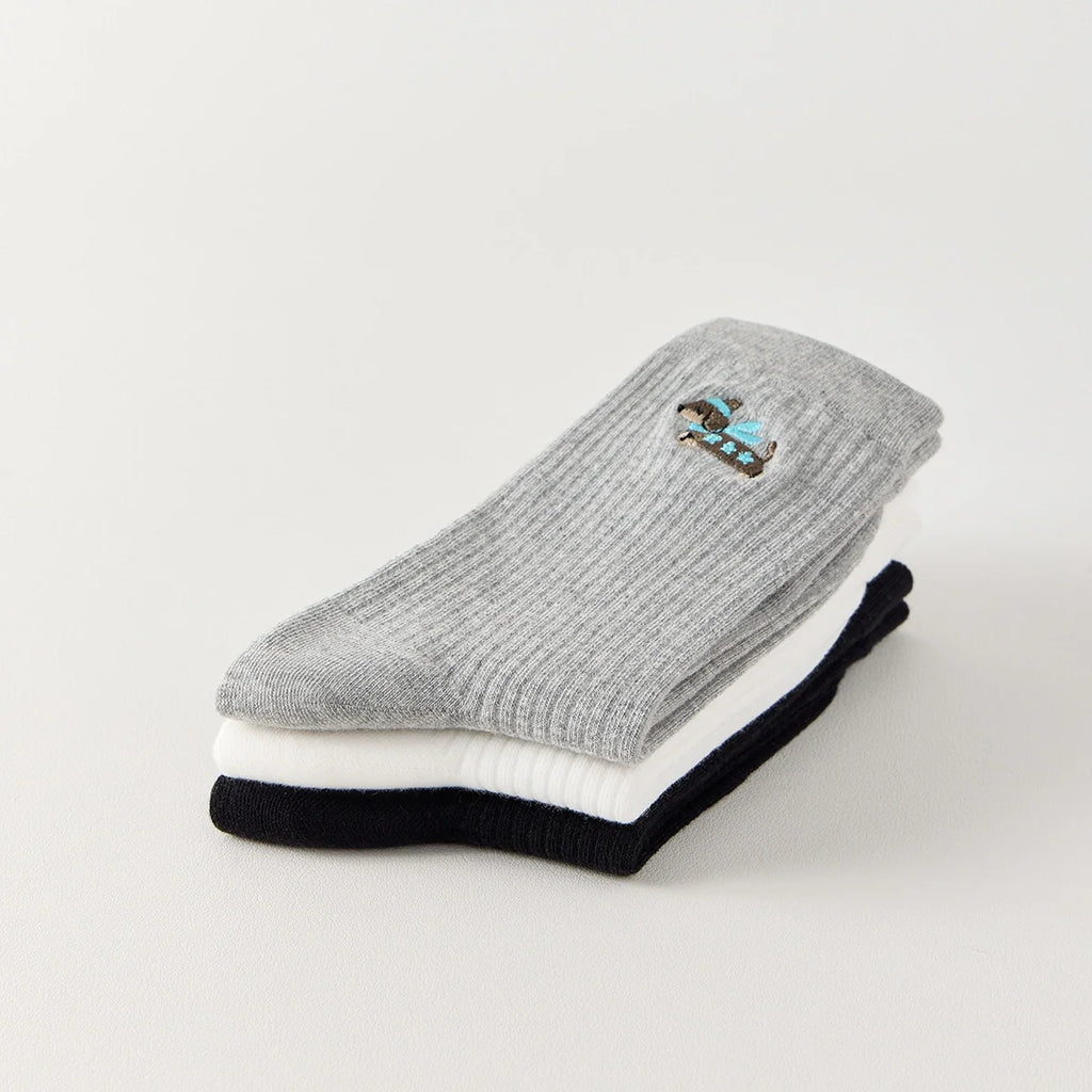 Pack de 3 calcetines altos de canalé. Colores negro, gris jaspeado, blanco. Pequeño perro bordado en la parte exterior del pie. 