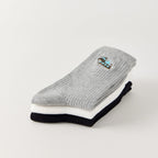 Pack de 3 calcetines altos de canalé. Colores negro, gris jaspeado, blanco. Pequeño perro bordado en la parte exterior del pie. 