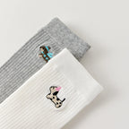 Pack de 3 calcetines altos de canalé. Colores negro, gris jaspeado, blanco. Pequeño perro bordado en la parte exterior del pie. 