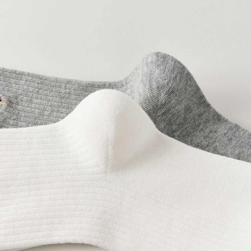 Pack de 3 calcetines altos de canalé. Colores negro, gris jaspeado, blanco. Pequeño perro bordado en la parte exterior del pie. 