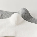 Pack de 3 calcetines altos de canalé. Colores negro, gris jaspeado, blanco. Pequeño perro bordado en la parte exterior del pie. 