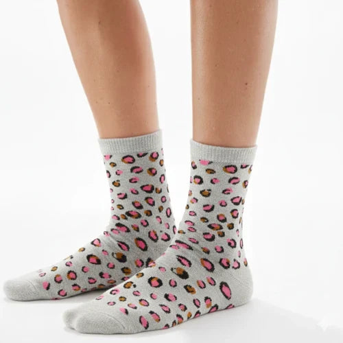 Lot de 3 chaussettes montantes femme, fond beige lurex ou gris chiné, motif coeur et léopard. 