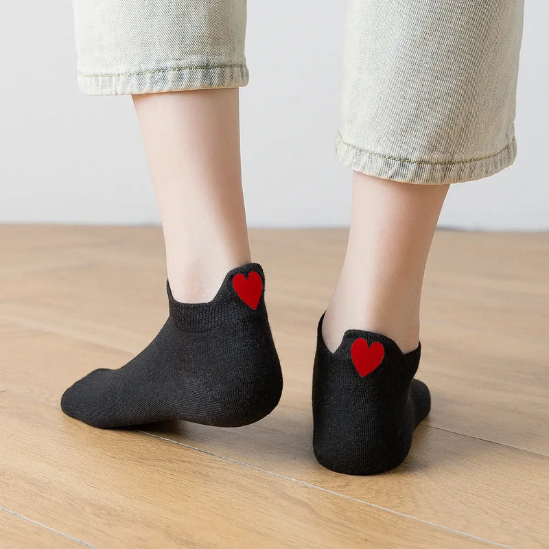 Chaussettes noir en coton à languette cœur rouge pour femme | Chaussettes douces et respirantes | Fabriquées à partir de matériaux de haute qualité | Un cadeau parfait pour les femmes de tous âges