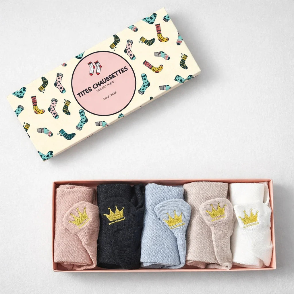 Lot de 5 chaussettes languette, motif couronne brodé au fil doré sur la languette, disponible en noir, rose, bleu, beige et blanc
