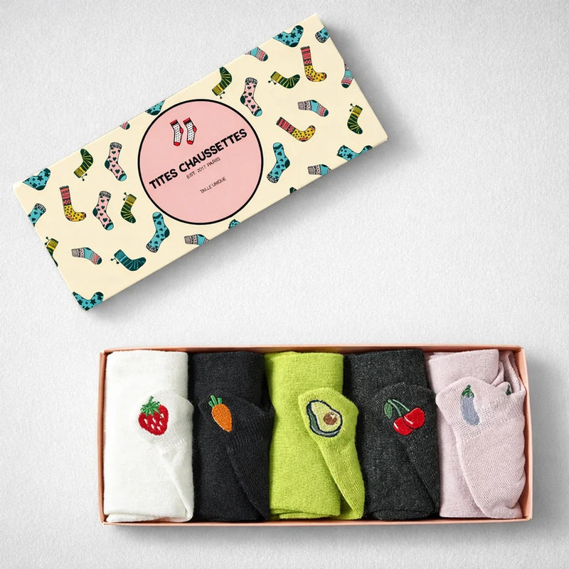 Lot de chaussettes languette noires, grises chiné, vertes, blanches et roses, motifs fruits et légumes brodés sur la languette 