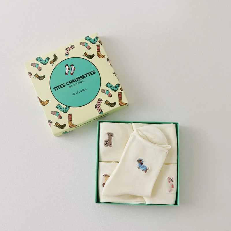 Set de 5 calcetines altos de mujer color crema, bordados con perros o gatos. Diferentes estampados, punto suave y borde enrollado. Talla 35-41. Originales y cómodas.