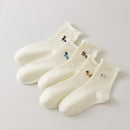 Set de 5 calcetines altos de mujer color crema, bordados con perros o gatos. Diferentes estampados, punto suave y borde enrollado. Talla 35-41. Originales y cómodas.