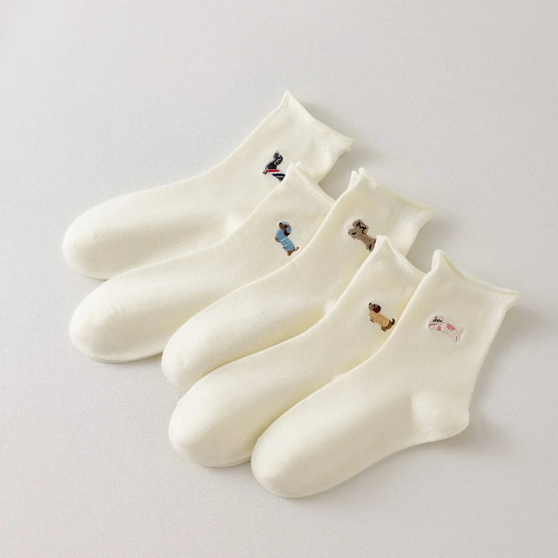 Set de 5 calcetines altos de mujer color crema, bordados con perros o gatos. Diferentes estampados, punto suave y borde enrollado. Talla 35-41. Originales y cómodas.