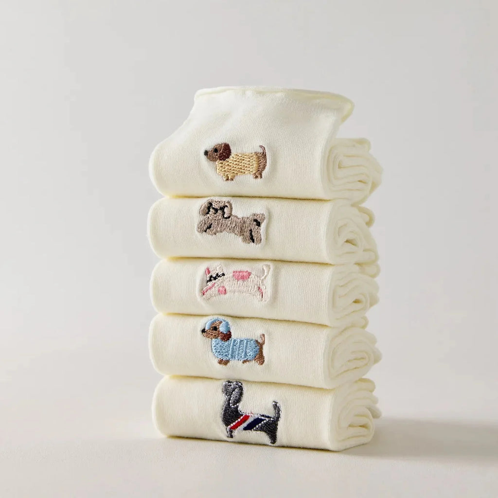 Lot de 5 chaussettes hautes femme crème, brodées de chiens ou chats. Motifs différents, maille douce et bord roulotté. Taille 35-41. Originales et confortables.