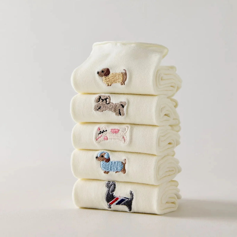 Set de 5 calcetines altos de mujer color crema, bordados con perros o gatos. Diferentes estampados, punto suave y borde enrollado. Talla 35-41. Originales y cómodas.